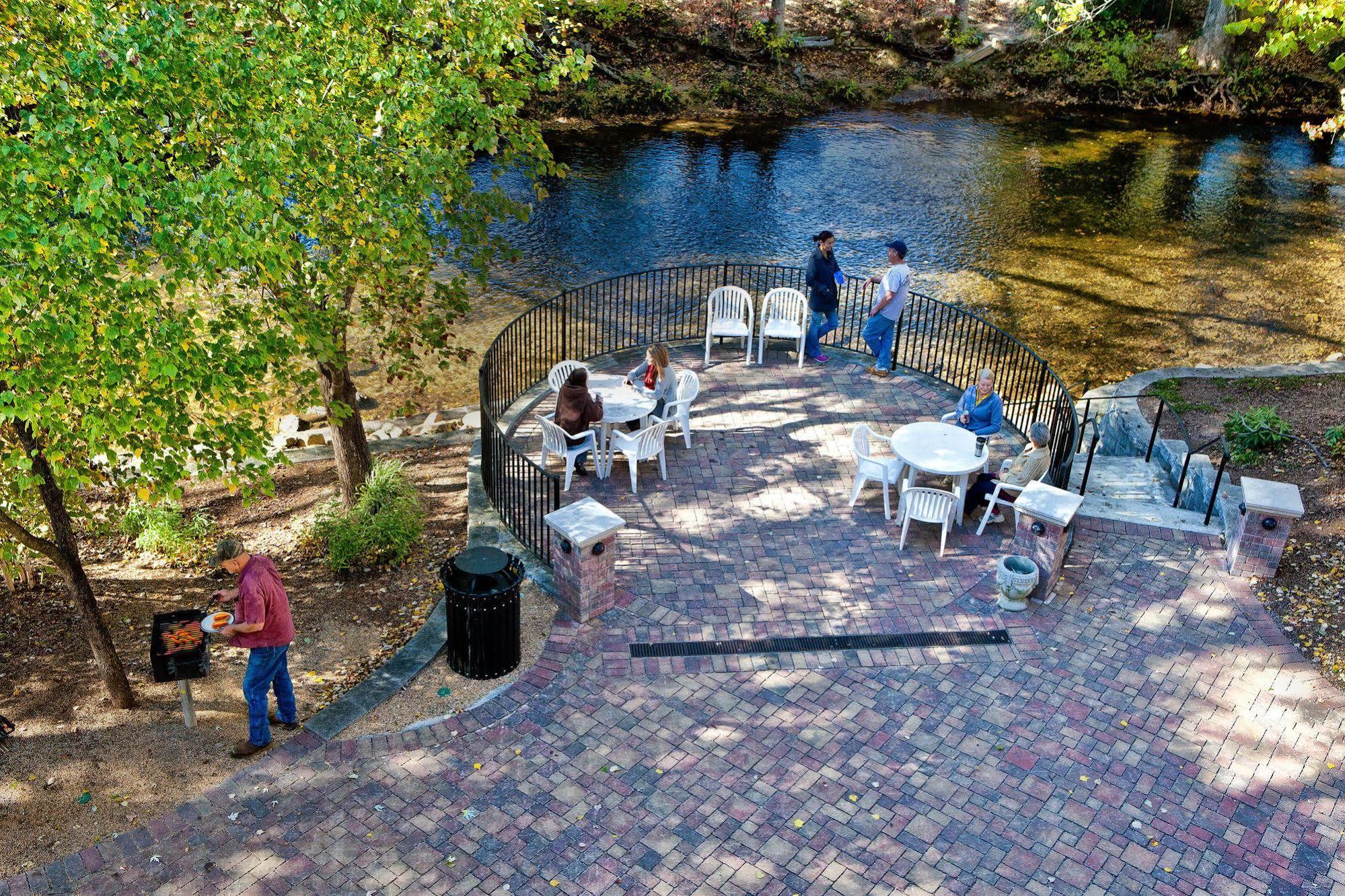 Helendorf River Inn, Suites & Conference Center Exterior foto